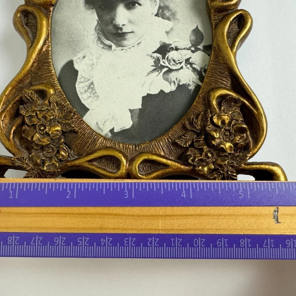 Vintage Picture Frame  Oval Photo